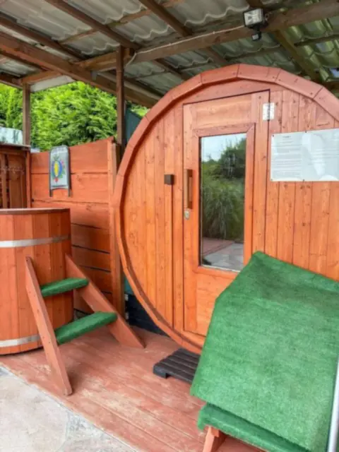 Sauna w kształcie beczki pod zadaszeniem
