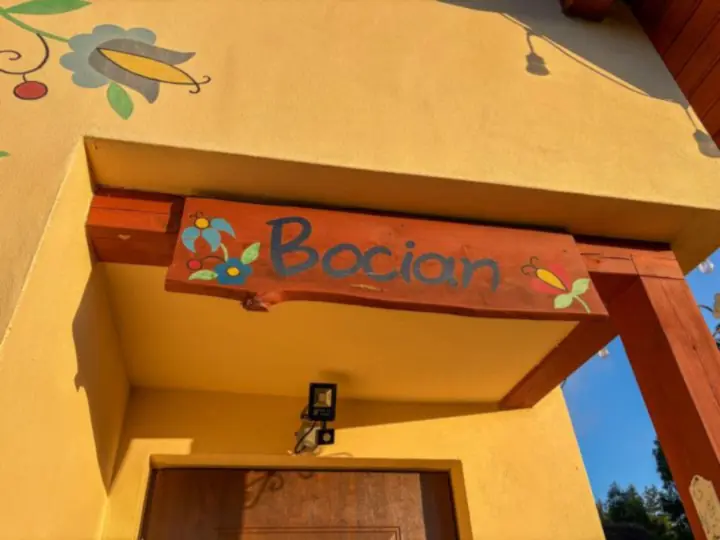 Malowany szyld Bocian nad wejściem
